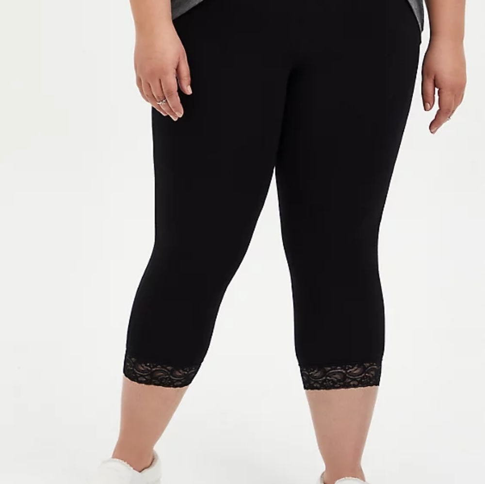 Torrid Lace Hem Capri Leggings Size 2 NWOT